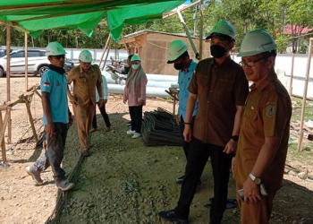 Wakil Wali Kota Gorontalo, Ryan F. Kono, meninjau pembangunan SPAM Dumbo Raya, Selasa (4/7/2022). (Pemkot Gorontalo)