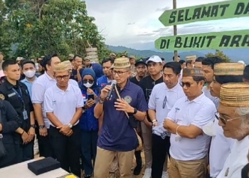 Menteri Pariwisata dan Ekonomi Kreatif RI, Sandiaga Uno saat mengunjungi Wisata Bukit Arang Bone Bolango dalam rangka Penilaian Anugerah Desa Wisata Indonesia (ADWI) 2022, Rabu (13/7/2022). (Foto: Putra/Gopos)