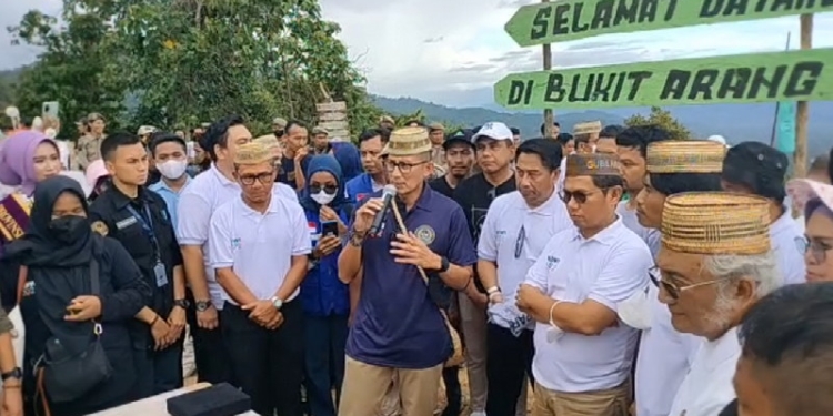 Menteri Pariwisata dan Ekonomi Kreatif RI, Sandiaga Uno saat mengunjungi Wisata Bukit Arang Bone Bolango dalam rangka Penilaian Anugerah Desa Wisata Indonesia (ADWI) 2022, Rabu (13/7/2022). (Foto: Putra/Gopos)