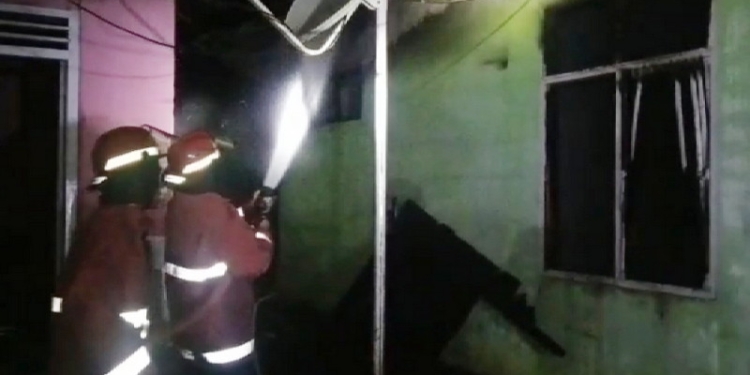 Petugas Damkar Kabupaten Gorontalo saat melakukan pemadaman akibat kebakaran. (Foto: Istimewa)