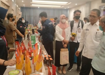 Sekretaris Daerah Kota Gorontalo, Ismail Madjid, meninjau lokasi showcase UMKM pada Hulonthalo Art and Craft Festival (HACF) 2022 di Grand Place Convention Centre (GPCC) Kota Gorontalo, Kamis (13/7/2022). (muhajir/gopos)