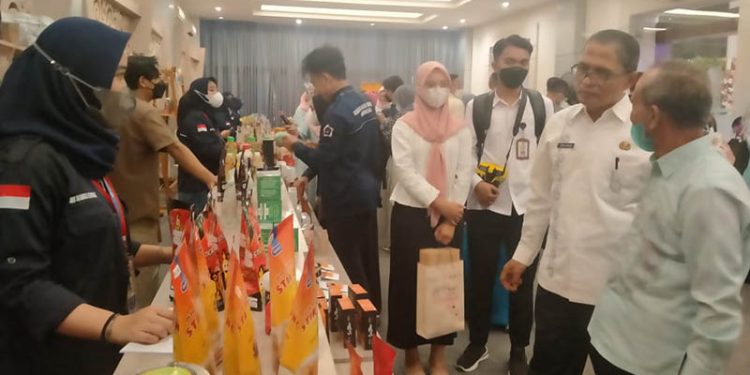 Sekretaris Daerah Kota Gorontalo, Ismail Madjid, meninjau lokasi showcase UMKM pada Hulonthalo Art and Craft Festival (HACF) 2022 di Grand Place Convention Centre (GPCC) Kota Gorontalo, Kamis (13/7/2022). (muhajir/gopos)