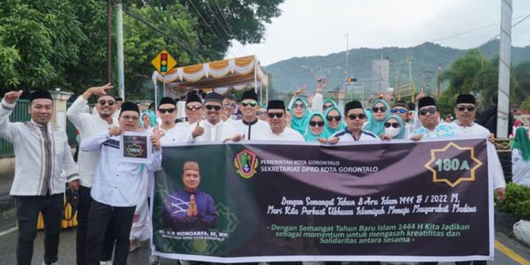 Rombongan sekretariat DPRD Kota Gorontalo saat mengikuti pawai 1 Muharram,menyambut tahun baru Islam.(Foto Humas)