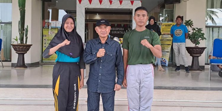 Bupati Pohuwato, Saipul Mbuinga, Menjenguk Dua Siswa Paskibraka Nasional Asal Pohuwato, Wakili Provinsi Gorontalo, di Dinas Pemuda Dan Olahraga Provinsi Gorontalo, Minggu 03/07/2022 (Istimewa)