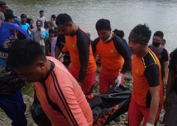 Tim SAR gabungan, mengevakuasi korban tenggelam di sungai Paguyaman, Desa Saritani, Kecamatan Wonosari, Kabupaten Boalemo, Kamis (28/7/2022). Foto : Humas SAR