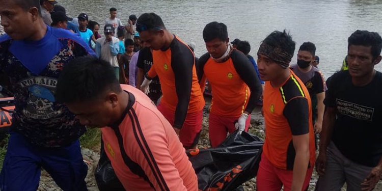 Tim SAR gabungan, mengevakuasi korban tenggelam di sungai Paguyaman, Desa Saritani, Kecamatan Wonosari, Kabupaten Boalemo, Kamis (28/7/2022). Foto : Humas SAR