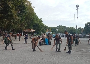 Prajurit Kodim 1304/Gorontalo melakukan pembersihan Lapangan Taruna Remaja Kota Gorontalo sebagai lokasi pelaksaan salat Iduladha 1443 H, Sabtu (9/7/2022).