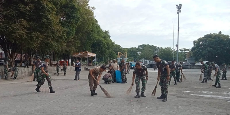 Prajurit Kodim 1304/Gorontalo melakukan pembersihan Lapangan Taruna Remaja Kota Gorontalo sebagai lokasi pelaksaan salat Iduladha 1443 H, Sabtu (9/7/2022).