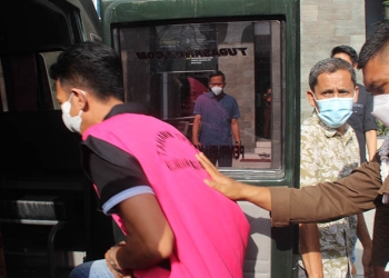 Direktur CV Mandiri Karya Bersatu, DPAP, menuju mobil tahanan Kejaksaan Tinggi Gorontalo untuk dibawa ke rumah tahanan Lapas Gorontalo, Jumat (1/7/2022).(istimewa)