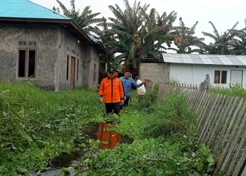 Wali Kota Gorontalo, Marten Taha saat meninjau lokasi genangan di kelurahan Libuo, Kecamatan Dungingi, Kota Gorontalo. Senin (18/7/2022). Foto: Sari/gopos