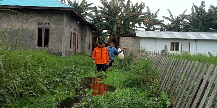 Wali Kota Gorontalo, Marten Taha saat meninjau lokasi genangan di kelurahan Libuo, Kecamatan Dungingi, Kota Gorontalo. Senin (18/7/2022). Foto: Sari/gopos