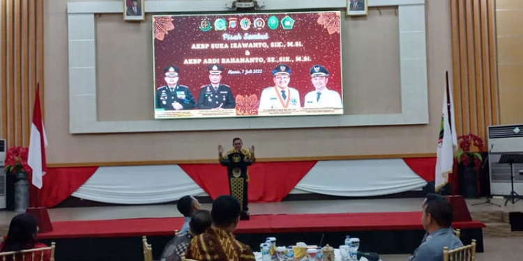 Wali Kota Gorontalo, Marten Taha, memberikan sambutan pada pisah sambut Kapolres Gorontalo Kota di aula Bele Li Yiladia Rumah Dinas Wali Kota Gorontalo, Kamis (7/7/2022) malam.(hasan/gopos)