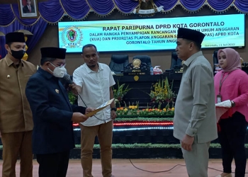 Wali Kota Gorontalo, Marten A. Taha, didampingi Wakil Wali Kota Gorontalo, Ryan F. Kono, menyerahkan dokumen KUA-PPAS kepada Ketua DPRD Kota Gorontalo, Senin (11/7/2022). (hasan/gopos)