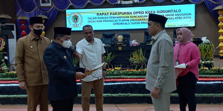 Wali Kota Gorontalo, Marten A. Taha, didampingi Wakil Wali Kota Gorontalo, Ryan F. Kono, menyerahkan dokumen KUA-PPAS kepada Ketua DPRD Kota Gorontalo, Senin (11/7/2022). (hasan/gopos)