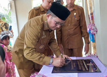 Wali Kota Gorontalo, Marten Taha, menandatangani prasasti peresmian kantor Kelurahan Tanggikiki Kota Gorontalo, Selasa (5/7/2022). (hasan/gopos)