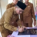 Wali Kota Gorontalo, Marten Taha, menandatangani prasasti peresmian kantor Kelurahan Tanggikiki Kota Gorontalo, Selasa (5/7/2022). (hasan/gopos)