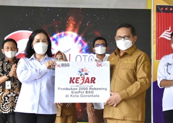 Wali Kota Gorontalo, Marten Taha saat mengunjungi SMA Negeri 1 Gorontalo. Sosialisasi program satu Program satu rekening satu pelajar. Selasa (19/7/2022). Foto: Humas