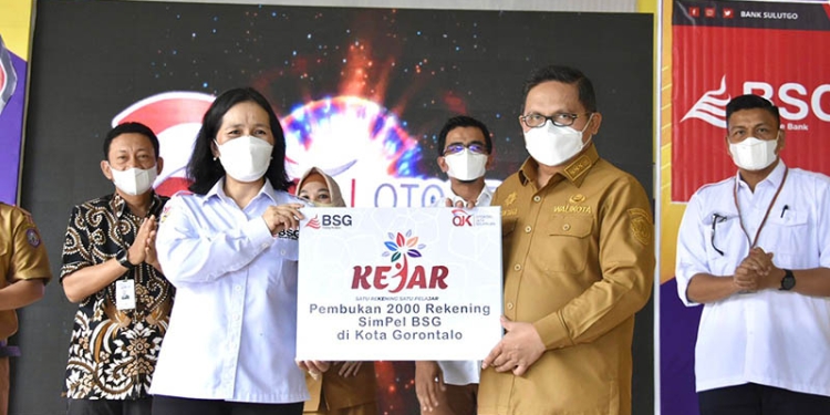 Wali Kota Gorontalo, Marten Taha saat mengunjungi SMA Negeri 1 Gorontalo. Sosialisasi program satu Program satu rekening satu pelajar. Selasa (19/7/2022). Foto: Humas