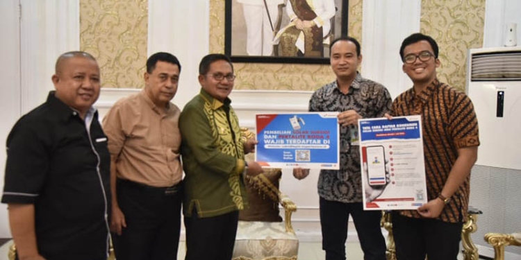 Wali Kota Gorontalo, Marten Taha (ketiga dari Kanan) saat Audiensi dengan Pertamina di Rudis Wali Kota, Jum'at (15/7/2022), Foto: Humas