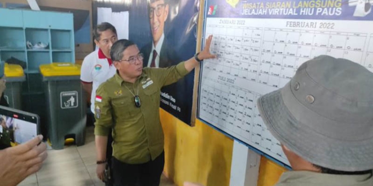 Wamen LHK Alue Dohong, saat mengunjungi lokasi wisata hiu paus di Desa Botubarani, Bone Bolango, Kamis (28/7/2022). (Kominfo Provinsi Gorontalo)