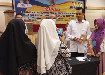Wakil Wali Kota Gorontalo, Ryan F. Kono melihat produk UMKM yang ditampilkan pada Dikat Peningkatan SDM UMKM Kota Gorontalo, Rabu (6/7/2022).(hasan/gopos)