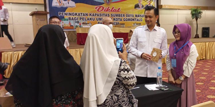 Wakil Wali Kota Gorontalo, Ryan F. Kono melihat produk UMKM yang ditampilkan pada Dikat Peningkatan SDM UMKM Kota Gorontalo, Rabu (6/7/2022).(hasan/gopos)