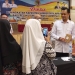 Wakil Wali Kota Gorontalo, Ryan F. Kono melihat produk UMKM yang ditampilkan pada Dikat Peningkatan SDM UMKM Kota Gorontalo, Rabu (6/7/2022).(hasan/gopos)