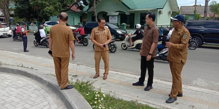 Wakil Wali Kota Gorontalo, Ryan F. Kono meninjau pembangunan Taman Kalimadu, Kota Gorontalo, Senin (4/7/2022). (Pemkot Gorontalo)