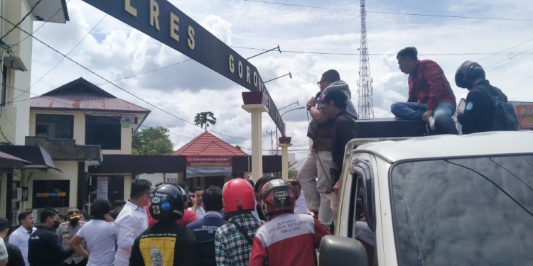 Forum Pemuda Gorontalo menggelar aksi di depan Mapolres Gorontalo Kota, Selasa (5/7/2022) (muhajir/gopos)