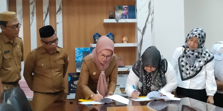 Wakil Bupati Bone Bolango, Merlan S. Uloli bersama Kepala Sub Bagian Tata Usaha BPPW Gorontalo, Nurhaidar Pakaya saat menandatangani berita acara serah terima pemanfaatan TPA Lonuo diruang rapat Wabup, Senin (11/7/2022). (Foto Nayla/PKL Diskominfo)