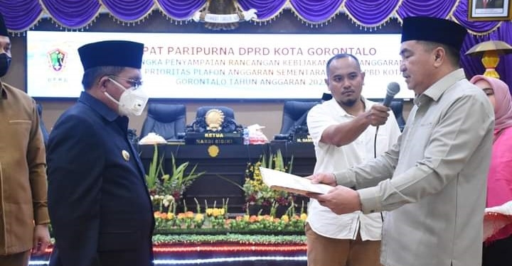 Pelaksanaan rapat paripurna dalam rangka penyampaian rancangan Kebijakan Umum Anggaran (KUA) dan Prioritas Plafon Anggaran Sementara (PPAS) APBD Kota Gorontalo tahun anggaran 2023, bertempat di DPRD Kota Gorontalo, Senin (11/7/2022) malam. (Foto Humas)