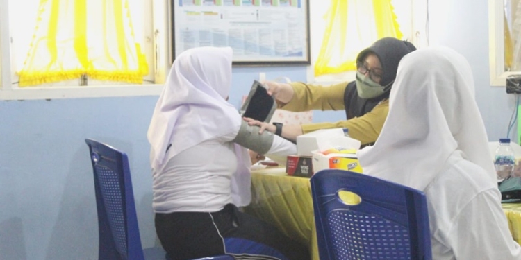 Pemeriksaan kesehatan bagi taruna/taruni SMK Bina Taruna Gorontalo dalam agenda PLS, Rabu (13/7/2022) (Dok. SMK)