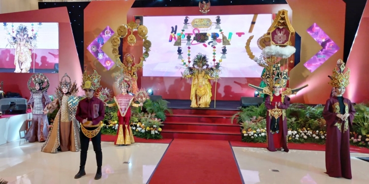 Penampilan Fashion Show Karawo pada pembukaan Hulonthalo Art and Crat Festival (HACF) 2022 yang diprakarsai Kantor Perwakilan Bank Indonesia (BI) Provinsi Gorontalo di Gedung Grand Palace Convention Centre (GPCC) Kota Gorontalo, Rabu (13/7/2022) (hasan/gopos)
