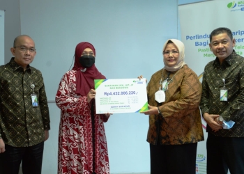 Badan Penyelenggara Jaminan Sosial (BPJS) Ketenagakerjaan atau BPJamsostek kembali membayarkan santunan kepada ahli waris dari seorang pekerja yang meninggal dunia karena kecelakaan kerja saat sedang menjalani Work From Home (WFH).