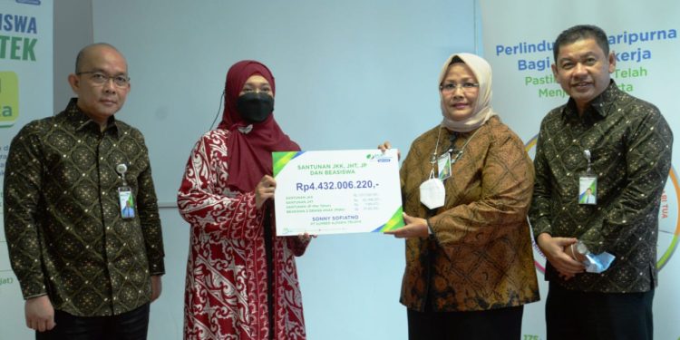 Badan Penyelenggara Jaminan Sosial (BPJS) Ketenagakerjaan atau BPJamsostek kembali membayarkan santunan kepada ahli waris dari seorang pekerja yang meninggal dunia karena kecelakaan kerja saat sedang menjalani Work From Home (WFH).