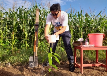 Bupati Hamim Pou melakukan penanaman pohon alpukat jenis aligator dalam rangkaian peringatan HUT Desa Bulotalangi Timur, Kecamatan Bulango Timur ke-15 tahun, di Agrowisata Asmara Garden Bulotalangi Timur, Rabu (13/7/2022). (Foto Indra/Gopos)