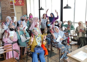 Komuntas pecinta essential oil Gorontalo memperkenalkan dan edukasi Produk Essential Oil Young Living di Gerai pizza hut Citimall Gorontalo, Sabtu (16/7/2022). (istimewa)