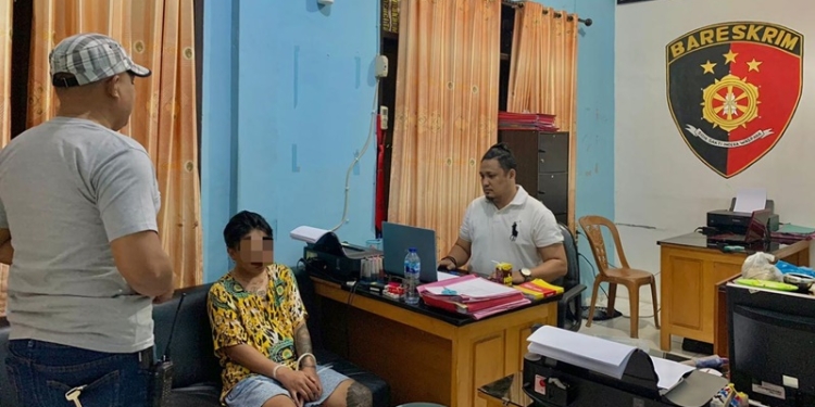 RI Alias Rendy (19) pelaku penganiayaan menggunakan senjata tajam diamankan di Mapolsek Kota Utara (istimewa)