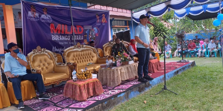Bupati Bone Bolango, Hamim Pou saat memberikan sambutan pada peringatan HUT Kecamatan Bulango Utara yang ke-18, Jumat (22/7/2022). (Foto Indra/Gopos)