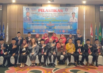 Pimpinan PTS berpose bersama Ketua APTISI Pusat usai pelantikan Pengurus APTISI Provinsi Gorontalo, Sabtu (23/7/2022) (muhajir/gopos)