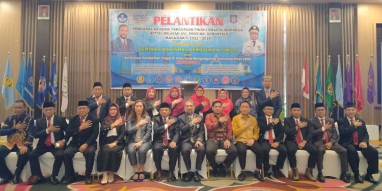 Pimpinan PTS berpose bersama Ketua APTISI Pusat usai pelantikan Pengurus APTISI Provinsi Gorontalo, Sabtu (23/7/2022) (muhajir/gopos)