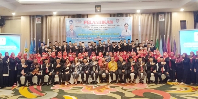 Pengurus APTISI Gorontalo berpose bersama Ketua APTISI Pusat dan Pimpinan Perguruan Tinggi, Sabtu (23/7/2022) (muhajir/gopos)