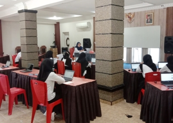 Perserta mengikuti ujian CBT seleksi masuk UNBITA Gorontalo (istimewa)