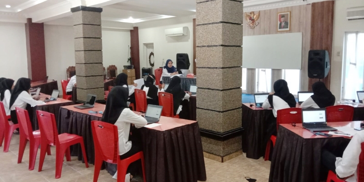 Perserta mengikuti ujian CBT seleksi masuk UNBITA Gorontalo (istimewa)