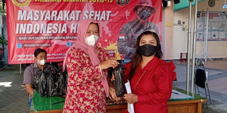 Masyarakat yang menerima minyak goreng usai disuntikkan vaksin. (Foto: dok. BINDA Jatim)