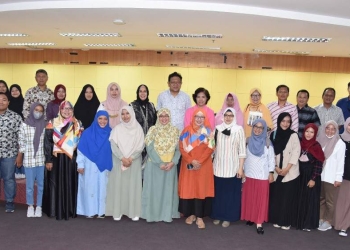 Kepala LPPM Prof. Novry Kandowangko berpose bersama tim peneliti dari UNG dan RIHN (Dok. UNG)