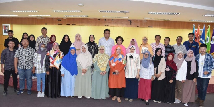 Kepala LPPM Prof. Novry Kandowangko berpose bersama tim peneliti dari UNG dan RIHN (Dok. UNG)