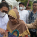 Penjagub Hamka Hendra Noer didampingi drg. Gamaria Monoarfa saat berbincang dengan salah satu masyarkat pembeli di pasar murah yang dilaksanakan di halaman Kantor Diskomperindag Provinsi Gorontalo, Jumat (8/7/2022). (Foto: Salman)