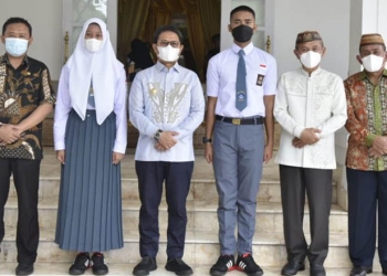 dua siswa siswi Pasukan Pengibar Bendera Pusaka (Paskibraka) asal Provinsi Gorontalo bersama penjabat Gubernur Hamka Noer didampingi Bupati Pohuwato dan Kepala Dikbudpora Provinsi Gorontalo, Jumat (15/7/2022). (Kominfo Provinsi Gorontalo)
