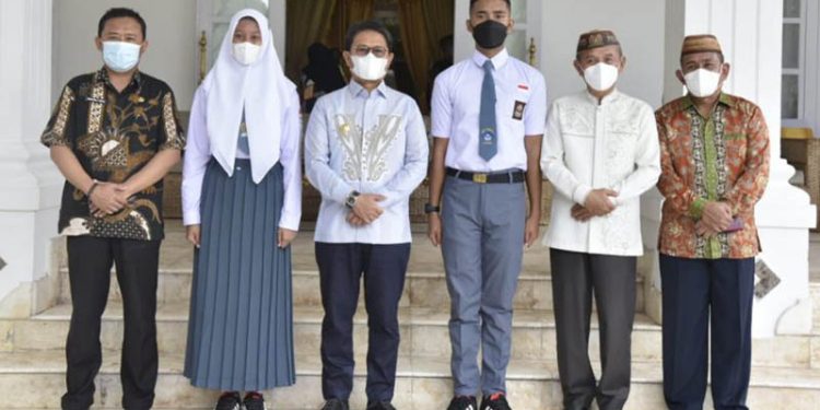 dua siswa siswi Pasukan Pengibar Bendera Pusaka (Paskibraka) asal Provinsi Gorontalo bersama penjabat Gubernur Hamka Noer didampingi Bupati Pohuwato dan Kepala Dikbudpora Provinsi Gorontalo, Jumat (15/7/2022). (Kominfo Provinsi Gorontalo)